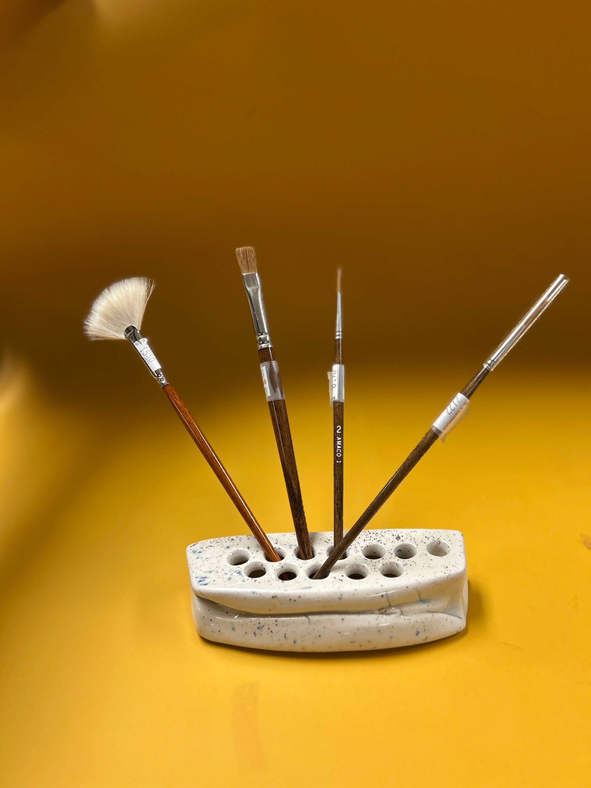 DEEDZ Fancy Brush Holder