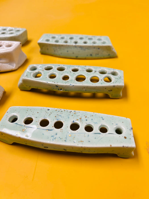 DEEDZ Fancy Brush Holder